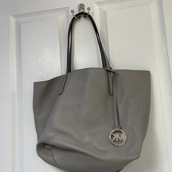 Michael Kors Izzy large reversible leather tote in Grey - Picture 4 of 10